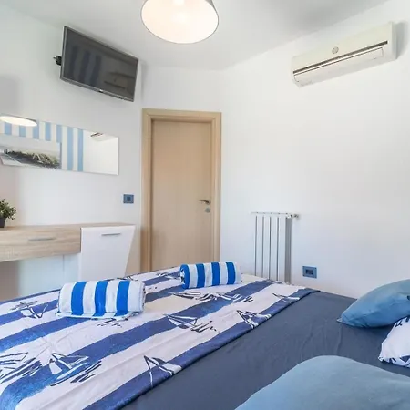 Ferienhaus Mit Privatpool Fuer 18 Personen Ca 400 Qm In Valtura, Istrien Suedkueste Von Istrien *