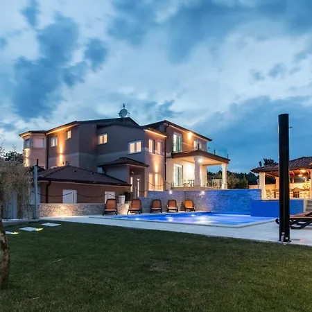 Mit Privatpool Fuer 18 Personen Ca 400 Qm In Valtura, Istrien Suedkueste Von Istrien Ferienhaus
