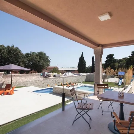Ferienhaus Mit Privatpool Fuer 18 Personen Ca 400 Qm In Valtura, Istrien Suedkueste Von Istrien *